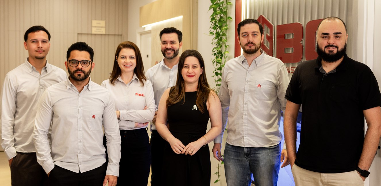 Equipe da BC Construtora no escritório em Cascavel