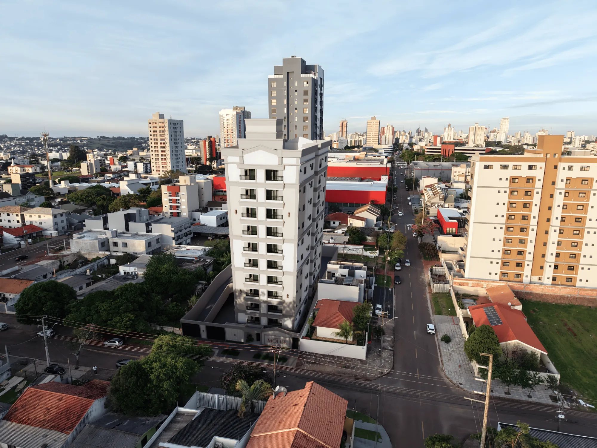 Foto aérea do Coqueiral com o Residencial Molise inserido no terreno e o Centro de Cascavel ao fundo